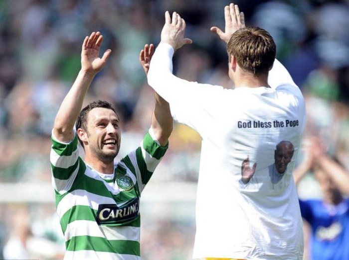 Artuc Boruc – “Chúa phù hộ Giáo hoàng”: Chiếc áo lộ diện khi Celtic thắng kình địch Rangers năm 2008 trong trận derby Old Firm, và mục đích của nó là mong cho Giáo hoàng John Paul II mau khỏe mạnh.